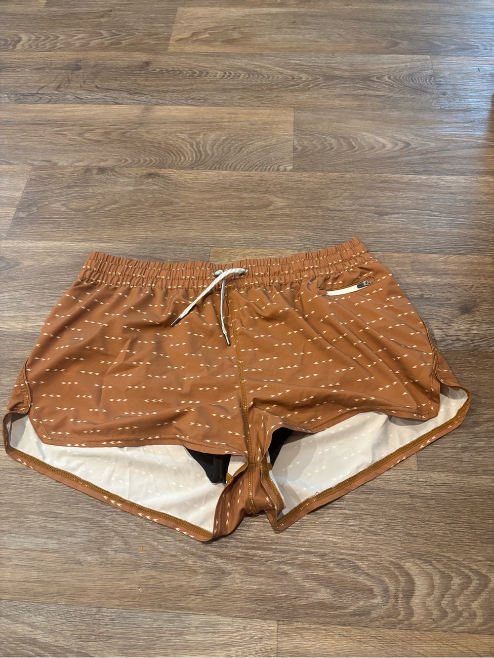 Vuori Clementine 2.5 Inch Running Shorts Turmeric Arrows Liner Womens XL